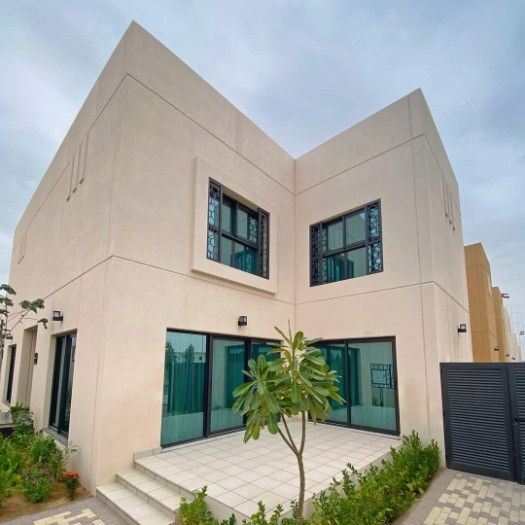 Nice Villa With Modern Design With High end Finishes - Freehold. 